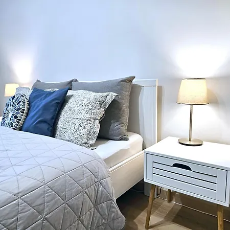 Apartment 1a *