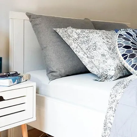 Apartment 1a *